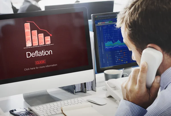 Geschäftsmann arbeitet an Computer mit Deflation — Stockfoto