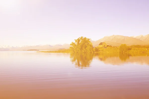 Lago tranquilo en las montañas — Foto de Stock