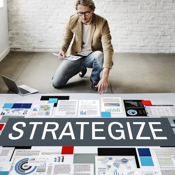Empresário que trabalha com estratégia — Fotografia de Stock
