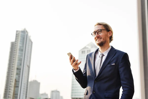 Empresario Trabajando con Teléfono Inteligente —  Fotos de Stock