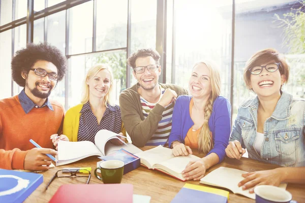 Groep van Casual studenten studie — Stockfoto