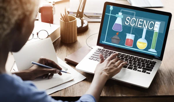 Frau arbeitet mit Wissenschaft am Laptop — Stockfoto