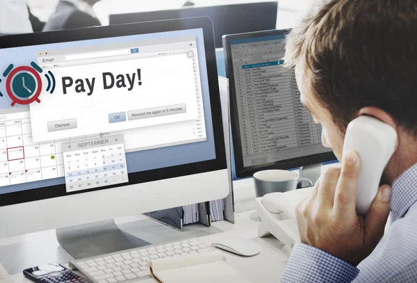 Empresário trabalhando no computador com dia de pagamento — Fotografia de Stock