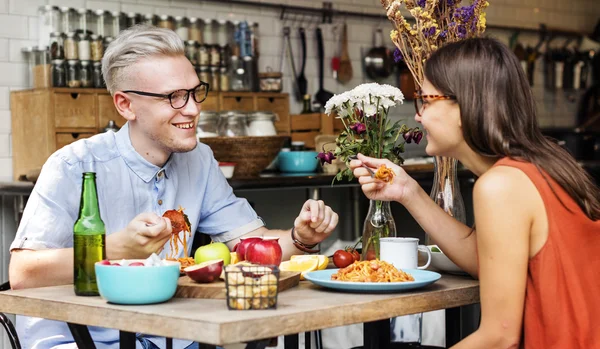 Портрет щасливої пари на кухні — стокове фото