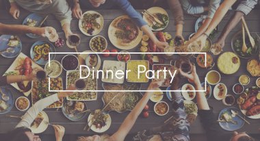 İnsanlar yemek yiyor.