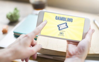 uygulamayı kullanarak dijital cihaz tutan eller 