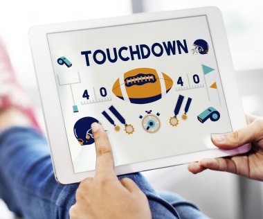 Dijital tablet tutan kadın