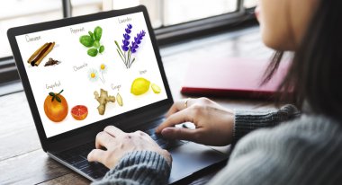 gıda ile laptop yazarak kadın