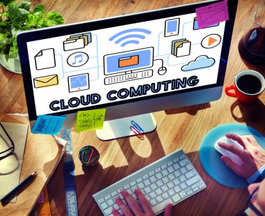 Office bilgisayarda çalışan adam