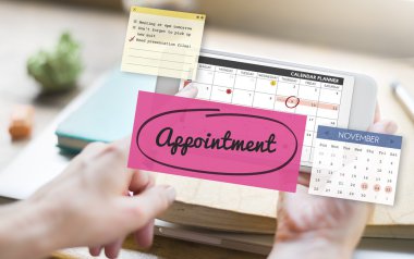 uygulamayı kullanarak dijital cihaz tutan eller 