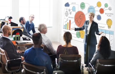 İş arkadaşları birlikte çalışıyor.