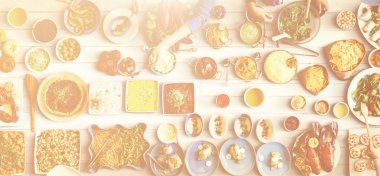 arkadaşlar büyük tablo için yemek