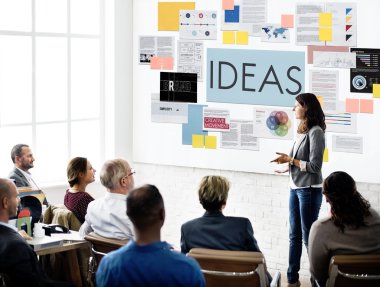 İş arkadaşları birlikte çalışıyor.