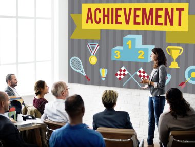 İş arkadaşları birlikte çalışıyor.