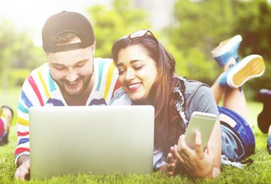 Dijital aygıtlar kullanan insanlar