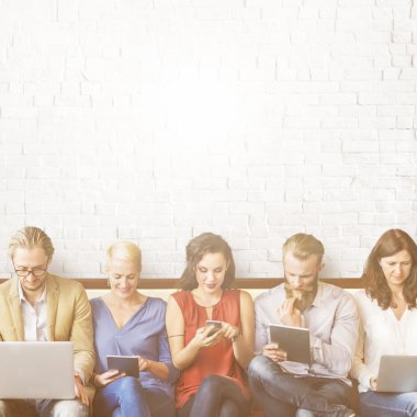 insanlar cihazlar ile oturmak 