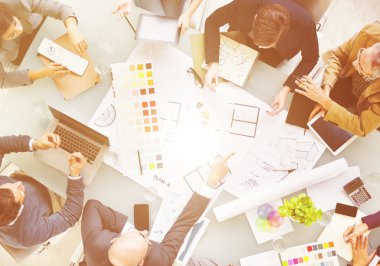 Bir grup insan birlikte çalışma 