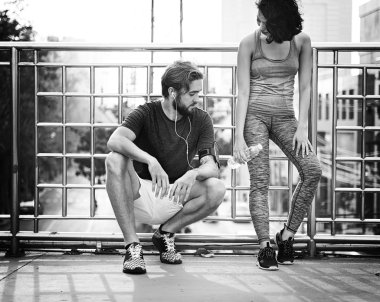 Çift birlikte egzersiz yapıyor