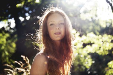 açık havada güzel genç bir kadın