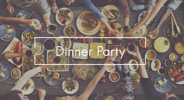 İnsanlar yemek yiyor.