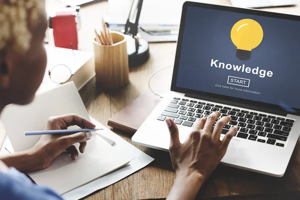 Laptop knowledge ile çalışan kadın — Stok fotoğraf