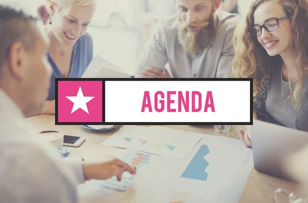 Persone che discutono di Agenda — Foto Stock