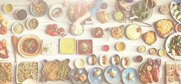 arkadaşlar büyük tablo için yemek