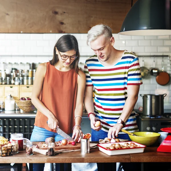 Retrato de casal feliz na cozinha — Fotografia de Stock