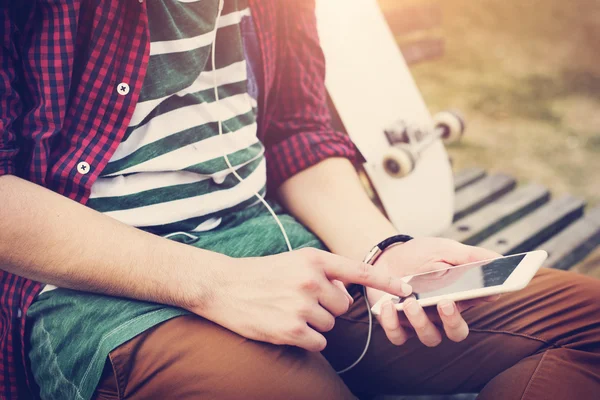 Man luisteren muziek op Bank — Stockfoto