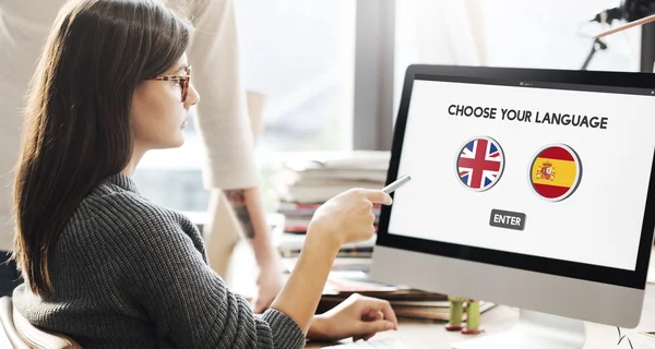 Vrouw weergegeven op de monitor met vlaggen — Stockfoto