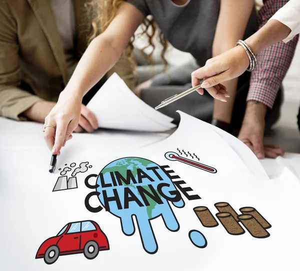 Designer che lavorano con poster e cambiamenti climatici — Foto Stock