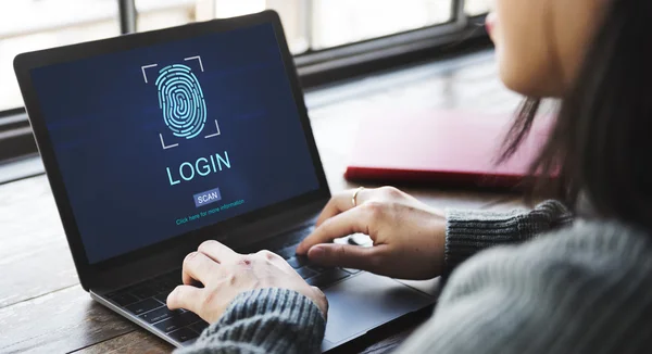 Vrouw die op laptop met login te typen — Stockfoto