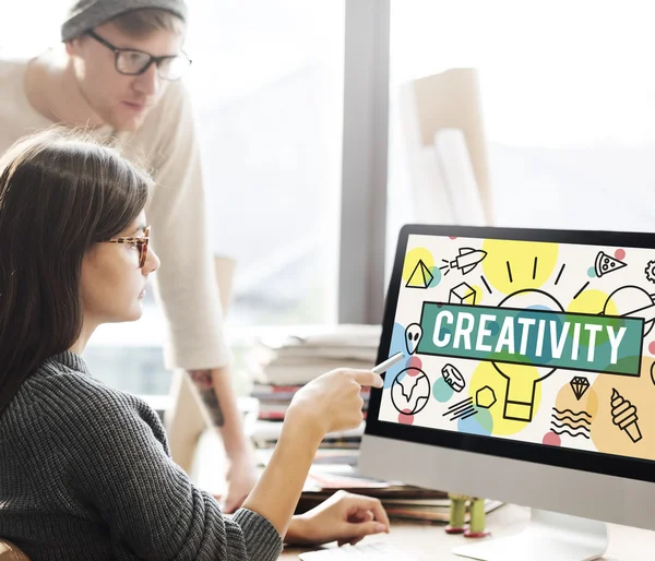 Mujer mostrando en monitor con creatividad — Foto de Stock