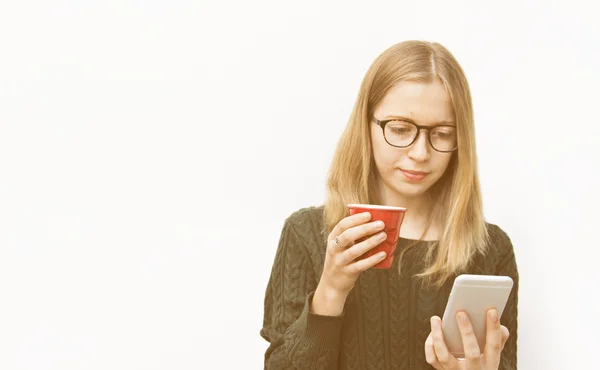 Mujer que trabaja con teléfono móvil — Foto de Stock