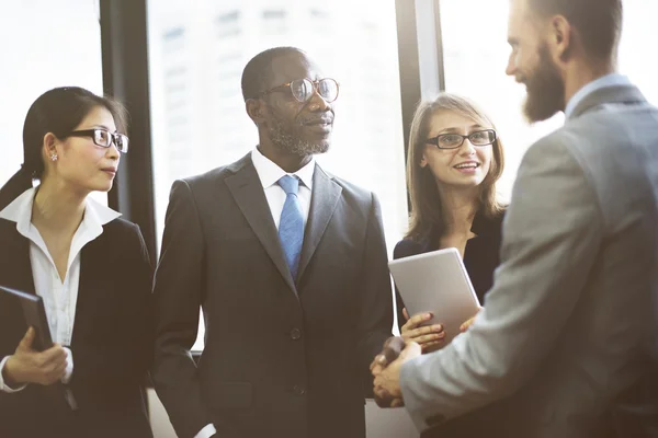 Uomini d'affari che lavorano insieme — Foto Stock