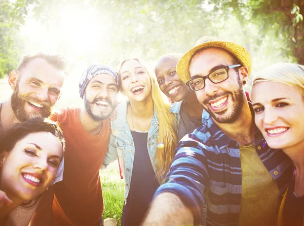 Arkadaşlar birlikte vakit geçiriyorlar.