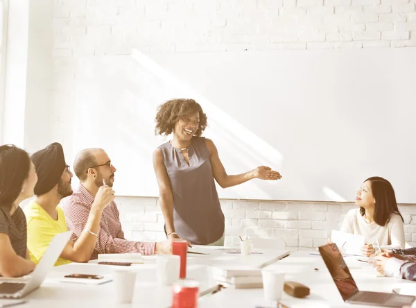 Reunião de negócios com na sala de conferências — Fotografia de Stock