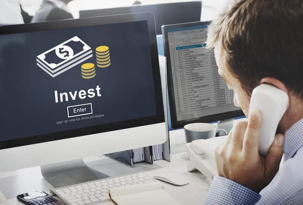 Affärsman som arbetar på dator med invest — Stockfoto