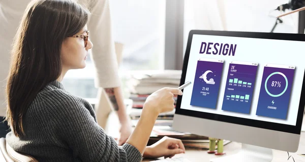 Žena ukazuje na monitoru s designem — Stock fotografie