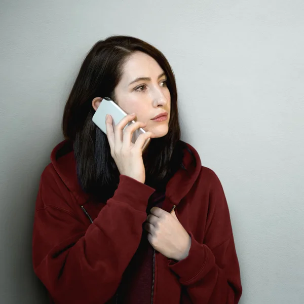 Портрет жінки з мобільним телефоном — стокове фото