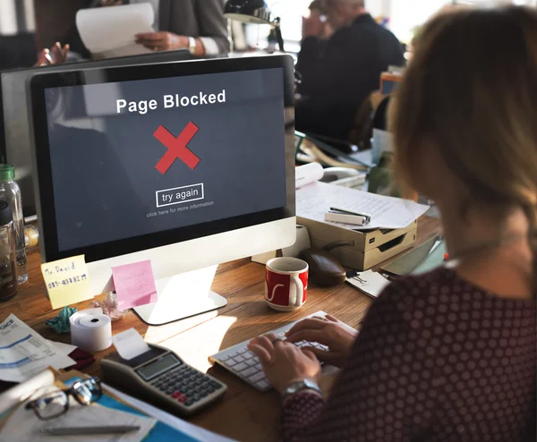 Frau arbeitet mit Computer — Stockfoto