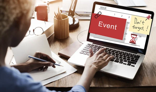 olay ile dizüstü bilgisayar üzerinde çalışan kadın