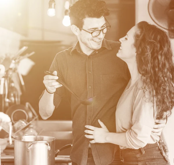 Retrato de casal feliz na cozinha — Fotografia de Stock