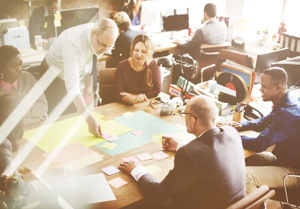 Uomini d'affari che lavorano in ufficio — Foto Stock