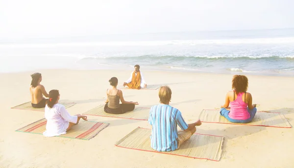 Människor gör utövandet av yoga — Stockfoto