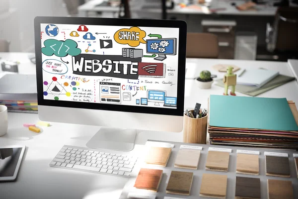 Bilgisayar ofis masasında. 