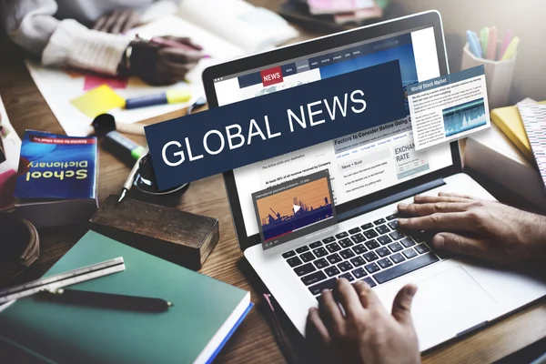 bilgisayar ile çalışan kadın