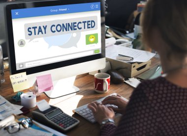 bilgisayar ile çalışan kadın