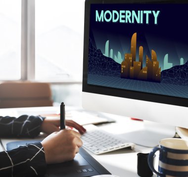 çalışan kişi bilgisayar ile