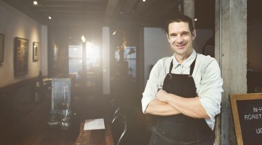 Yakışıklı Barista kahve dükkanında  